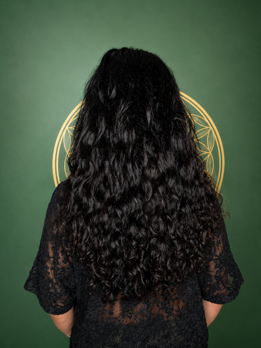 Rückansicht einer Haarverlängerung mit hochwertigen Feather Extensions aus Echthaar – voluminöse Locken und natürliches Ergebnis von CK Hair in Mering bei Augsburg.