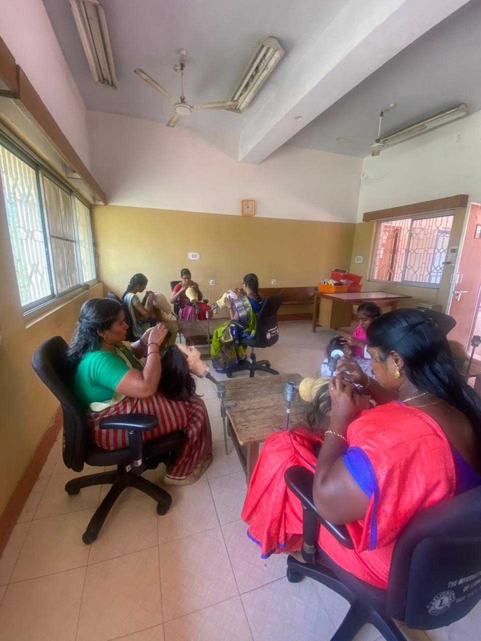 Ausbildung und faire Herstellung hochwertiger Echthaar Produkte in Indien.