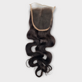 Rückansicht einer HD Lace Closure 5x5 aus 100 % Echthaar in Farbe 1B Naturschwarz. Das feine HD Lace sorgt für einen besonders natürlichen Haaransatz.