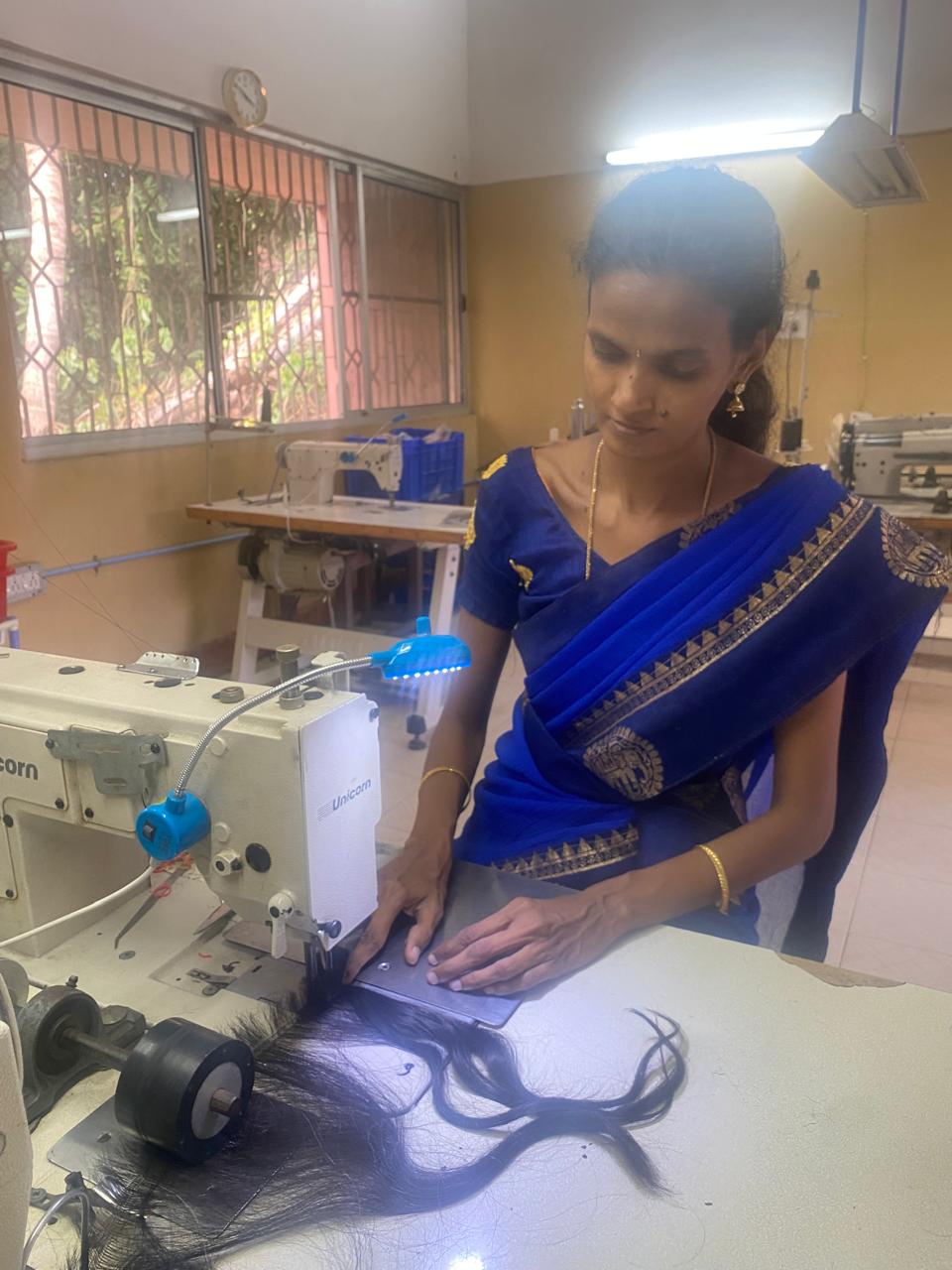 Herstellung hochwertiger Echthaar Extensions unter fairen Arbeitsbedingungen in Indien.