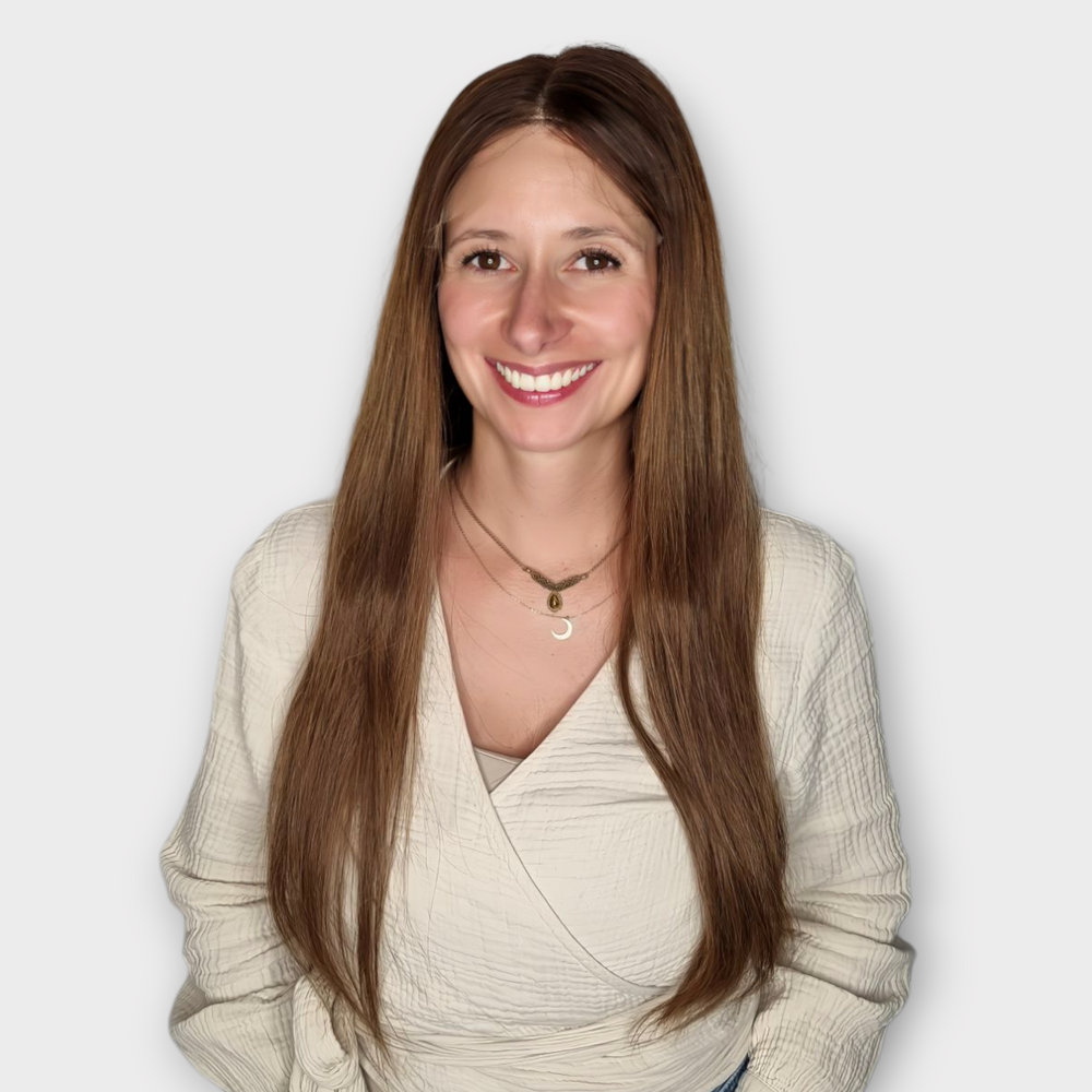 100 % Echthaar Perücke für Damen in Mittelbraun mit natürlicher Haarlinie und besonders natürlichem Look.