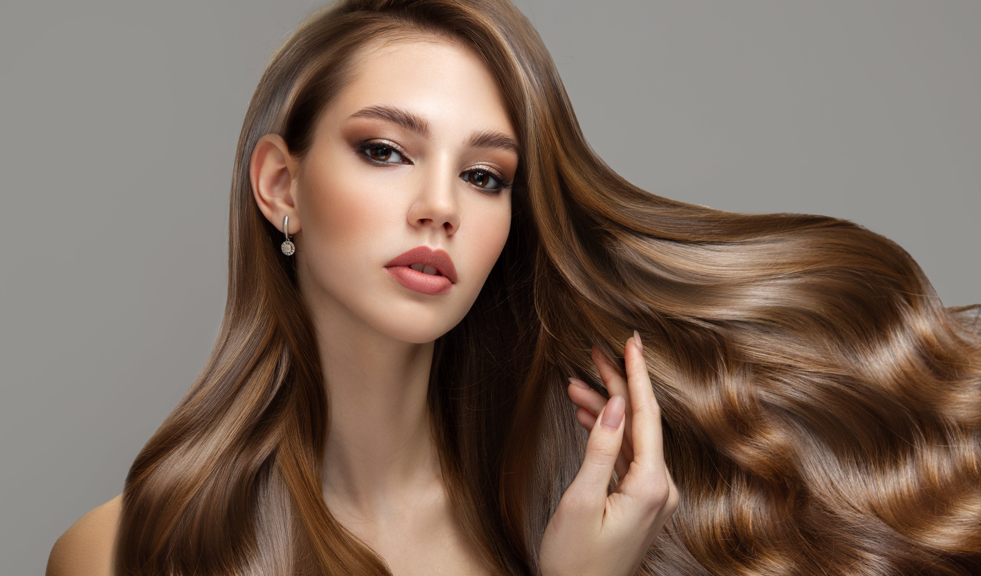 Frau mit langen Echthaar Extensions für natürliche Haarverlängerung und Haarverdichtung aus 100 % Remy Echthaar – jetzt im CK Hair Online-Shop erhältlich.